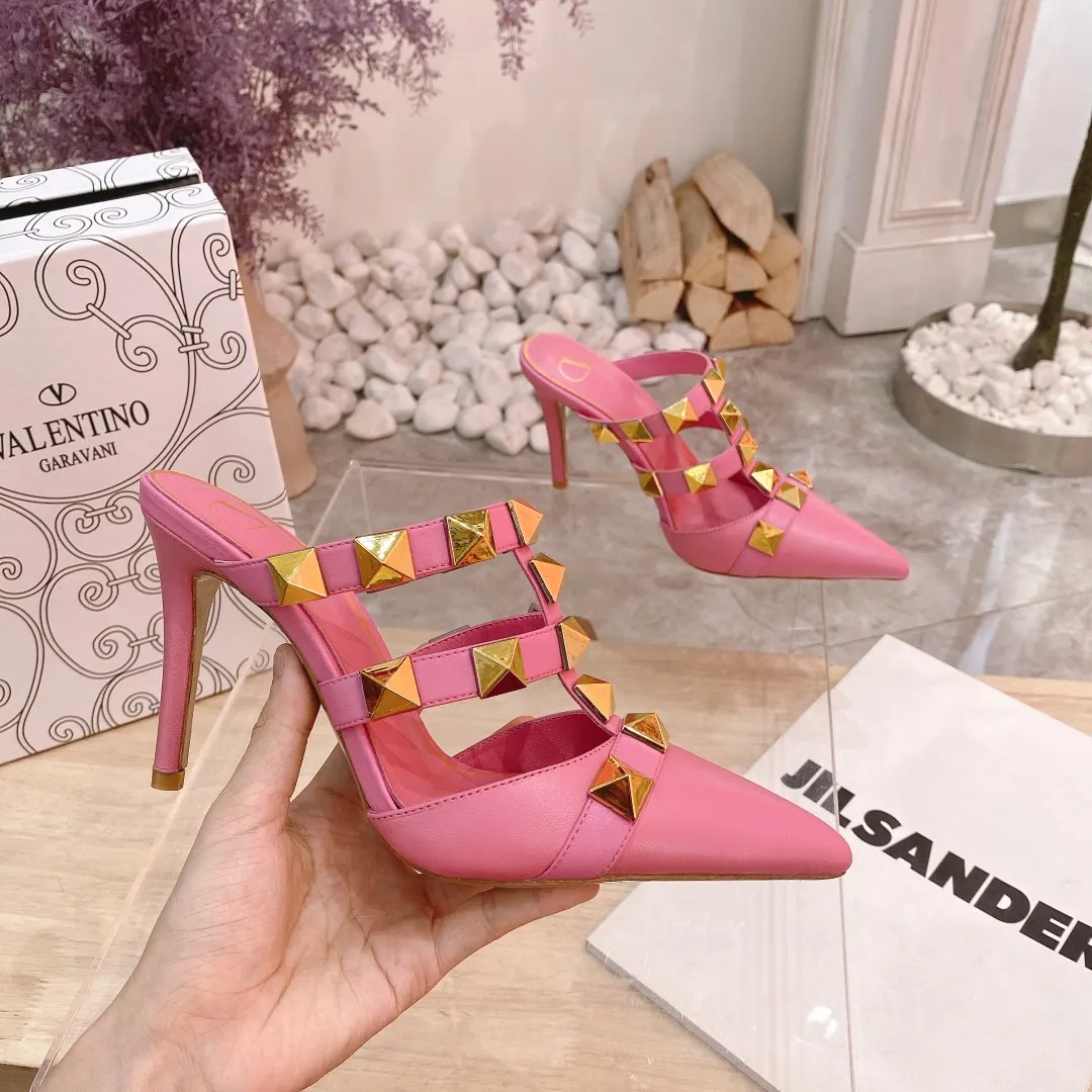 👟👟Ex-factory price 400👟👟 Genuine leather sole +40 (buckle style +10) Valentino Spring and summer new rivet shoes are new☑️ —————————————— The latest golden big rivet elements are full of high-end! Extremely fashionable Heel height: 9.5cm Upper: Matt sheepskin Lining: Sheepskin lining Outsole: Italian genuine leather outsole, rubber sole optional Color: Two styles with 8 colors available Code number: 34-41 (34 and 42 are custom-made and non-returnable) Buckle style: +10 Slippers style: